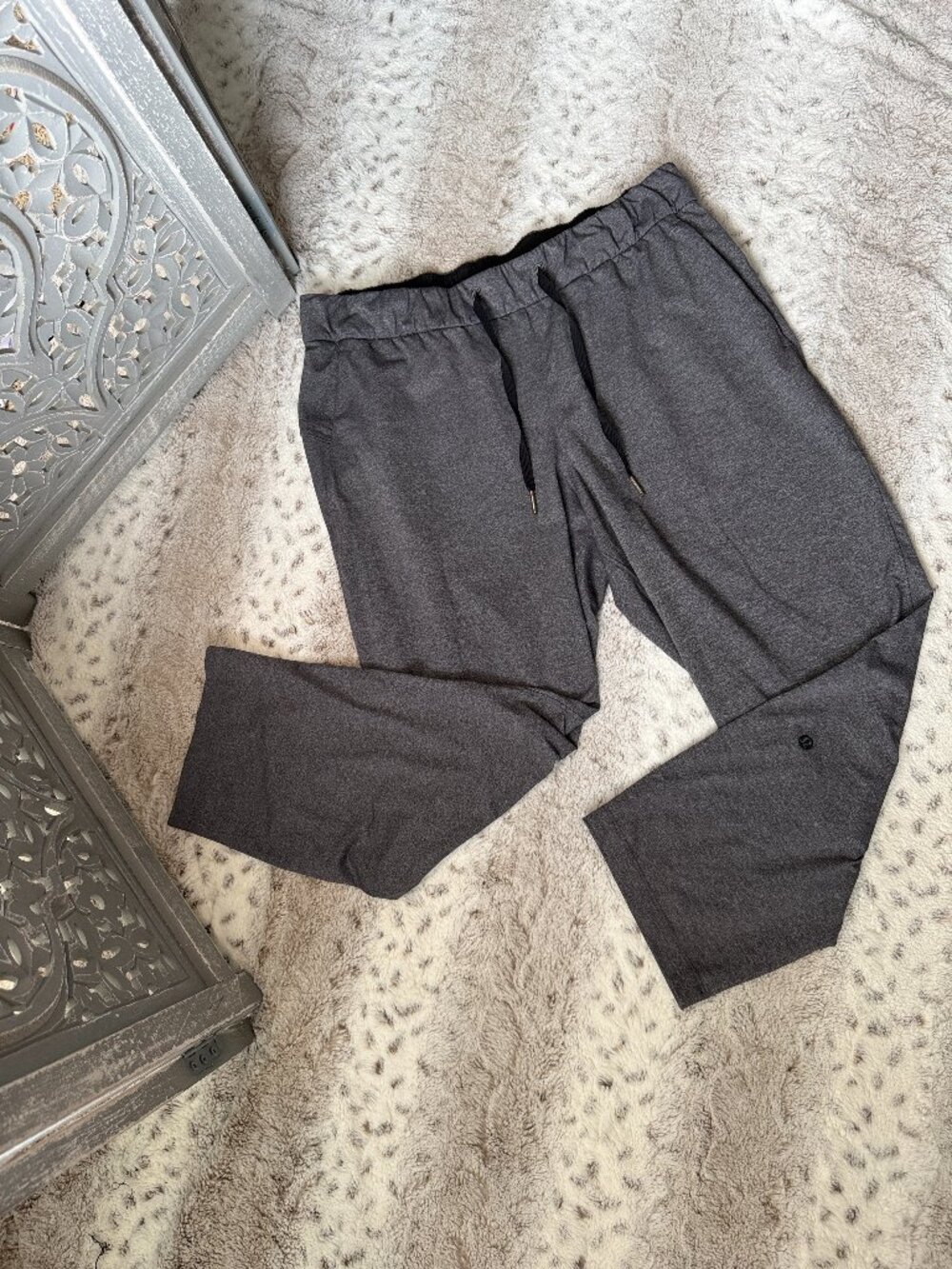 Lululemon gray cropped joggers medium sporty athletic activewear athleisure gym